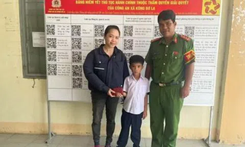 Nhặt được ví tiền, học sinh lớp 2 lập tức mang nộp công an