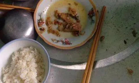 Nhìn mâm cơm chồng "để phần" lúc 3 giờ sáng sau ca làm đêm kiệt sức, tôi không khóc mà lẳng lặng gửi thẳng cho mẹ chồng