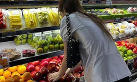 Giành hết đất tiền tỷ rồi cắt đứt liên lạc, gặp lại anh trai cả ở siêu thị, tôi chết lặng nhìn thứ anh lén nhét vào túi áo