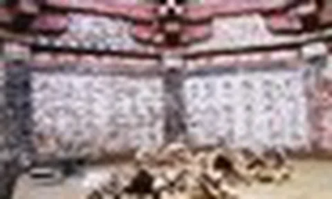 Vào mộ cổ nghìn năm, chuyên gia phát hiện điều bất thường: Đèn tắt ngấm, tường bỗng hiện đầy "bóng người"