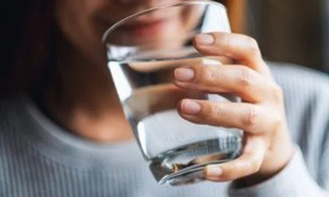 Nước uống nhiễm vi nhựa: 2 bước loại bỏ cực đơn giản