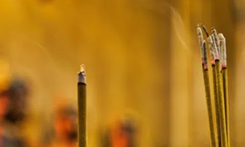 Mẹ thắp 3 nén hương trên bàn thờ, lửa bùng lên khiến 2 người con tử vong