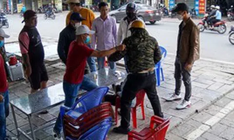 Tôi từng suốt ngày bắt chồng học theo anh rể, đến khi chứng kiến cảnh tượng trên phố thì cả hai vợ chồng đều chết lặng