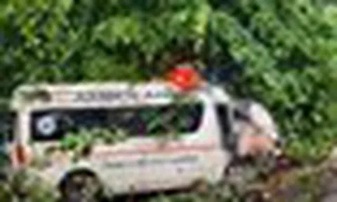 Xe cấp cứu đang trên đường làm nhiệm vụ thì gặp tai nạn, nữ nhân viên y tế tử vong thương tâm