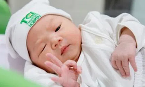 Sau khi đầy tháng, em bé có 3 biểu hiện này thì IQ chắc chắn không thấp, bố mẹ có thể yên tâm!
