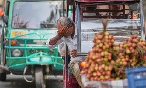 Nắng nóng lên tới 45°C, đường phố quốc gia đông dân nhất thế giới vắng tanh