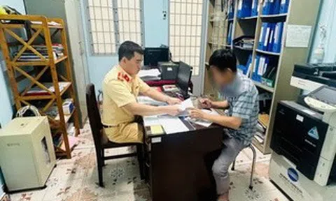 Giao canô cho con 4 tuổi lái, người cha ở Đồng Tháp bị phạt nặng