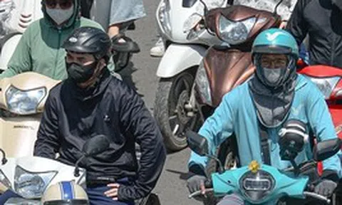 Người đi xe máy dưới trời 40 độ C phải chịu đựng điều gì?