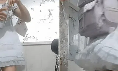 Phát hiện bà mẹ mặc váy xòe công chúa, tóc thắt nơ đi đón con gây tranh cãi