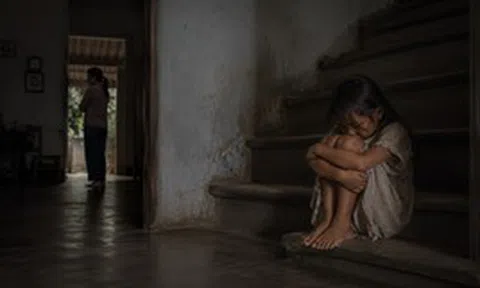 Năm con gái 7 tuổi, mình để nó khóc 1 mình ở cầu thang lúc 1h sáng. Vì mình “ác” - Tâm sự gây tranh cãi nhất lúc này của bà mẹ Ninh Bình