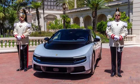 Siêu xe điện Ferrari Luce bị chê, giá cổ phiếu quay đầu giảm mạnh