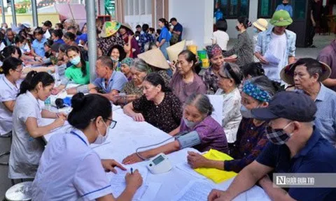 Hà Nội: Hàng trăm người cao tuổi phấn khởi đi khám sức khoẻ miễn phí