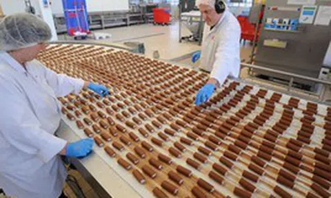 Đột nhập nhà máy sô cô la sản xuất 600 triệu chiếc bánh "quốc dân" mỗi năm: Dùng 17 tấn sô cô la lỏng/ngày, làm được 1.350 chiếc/phút, mãn nhãn trong từng công đoạn