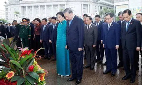 Tổng Bí thư, Chủ tịch nước Tô Lâm dâng hoa 
tưởng niệm Chủ tịch Hồ Chí Minh tại Singapore