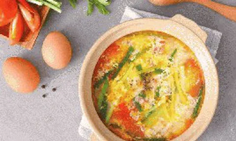 Nấu canh trứng cà chua mà thêm một bước "áp chảo" này, nước canh đặc sánh ngon ngậy như súp nhà hàng