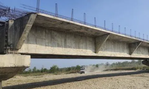Dự án cầu gần 44 tỷ đồng chậm tiến độ gần chục năm, người dân liều mình băng qua sông mỗi mùa lũ lụt, than "không biết phải đợi đến bao giờ"