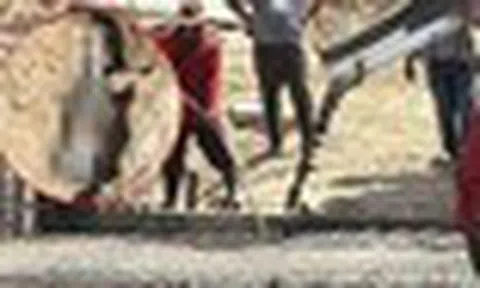 Đang đứng cạnh xe trộn bê tông, thợ hồ bỗng phát hiện thứ rơi ra bên dưới: Vừa nhìn kỹ đã vội tháo chạy