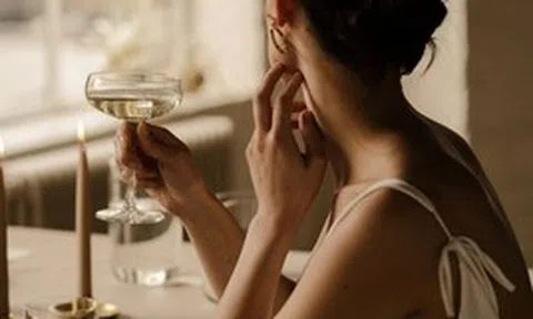 Ngày mẹ chồng bảo tôi mặc thật đẹp rồi đi theo bà, tôi cảm thấy cuộc hôn nhân này còn hay mất chẳng quan trọng nữa