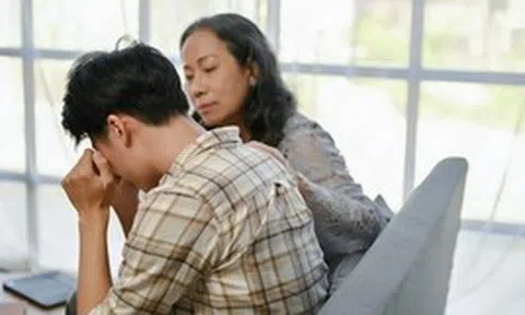 Hú hồn nghe tin con "bị bắt", bà mẹ Hà Nội có màn ứng biến tuyệt vời giúp con thoát hiểm