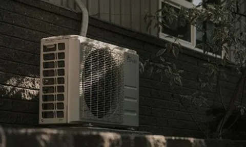 Một thành phố tặng máy điều hòa cho người cao tuổi trong mùa hè