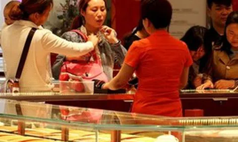 Người phụ nữ chi hơn 930 triệu đồng mua vàng, khách vừa ra khỏi cửa chủ tiệm lập tức báo công an