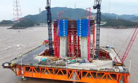 Phát hiện Trung Quốc cắm 18 cọc thép dài gần 90 mét ở giữa sông, ‘tháp’ cao bằng toà nhà 100 tầng sắp lộ diện