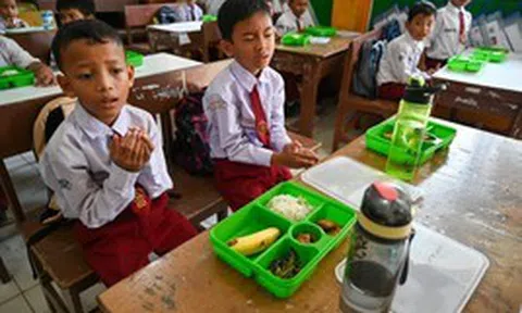 Hơn 33.000 học sinh ngộ độc thực phẩm vì bữa ăn học đường, cơ quan thực thi khai khống chi phí, mua sắm vô tội vạ, tổng thống lập tức cách chức dàn lãnh đạo