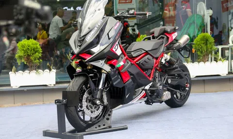 Cận cảnh Italjet Dragster 700 Twin - môtô dáng xe tay ga giá 428 triệu