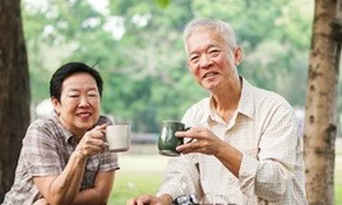 Nghỉ hưu 10 năm, tôi nhận ra: Có tiền tiết kiệm cũng đừng vội cho con hết, hãy ưu tiên 3 điều này để tuổi già không phụ thuộc ai
