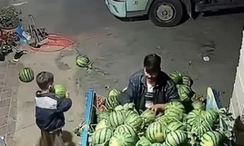 Đoạn clip vài giây bên xe dưa hấu khiến hàng chục nghìn người suy ngẫm: Có cha mẹ kiểu này là PHƯỚC PHẦN của con