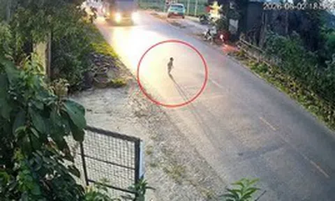 Clip thót tim: Em bé chập chững lao ra đường toàn xe tải lớn "phóng vun vút"