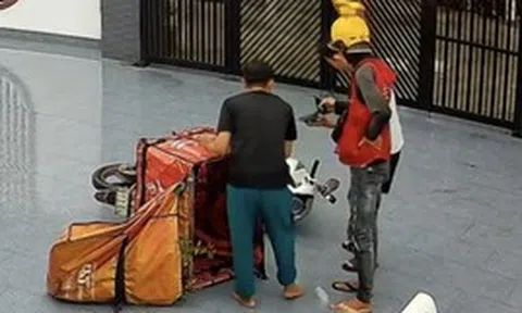 Vừa gọi “anh Nhân ơi…” thì shipper giao hàng gặp nạn, đoạn camera do chủ nhà trích xuất lan truyền khắp nơi