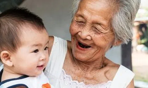 Không phải cứ "cháu hư tại bà", nếu ông bà và bố mẹ phối hợp nuôi dạy kiểu này thì trẻ thông minh hơn hẳn bố mẹ cùng trang lứa!