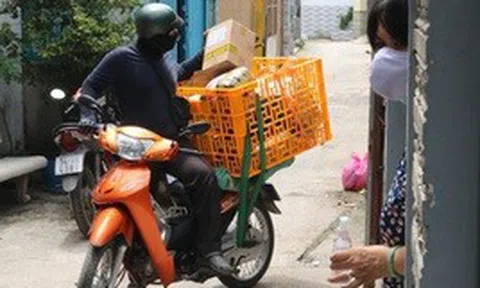 Anh shipper ruột mọi khi vẫn chu đáo nhiệt tình, trưa nay bỗng đứng trước cổng nhà tôi kiên quyết không chịu giao thùng hàng