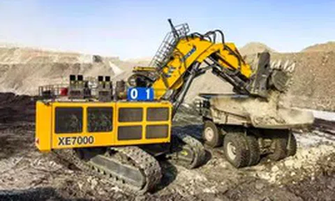 Phát hiện máy xúc Trung Quốc nặng 700 tấn, mỗi lần “hạ tay” lấy được 60 tấn đất đá, đang liên tục đào bới, làm việc 18 tiếng không nghỉ