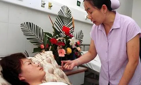 Từ chỗ khinh em dâu làm công nhân đến lúc phải nhờ vả em, tôi mới ngộ ra một điều: Giàu nghèo đến lúc ốm đau mới thấu