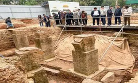 Đào đất, người dân Việt Nam phát hiện vật hình trụ dày màu vàng lạ, chuyên gia xác nhận báu vật lớn nhất lịch sử