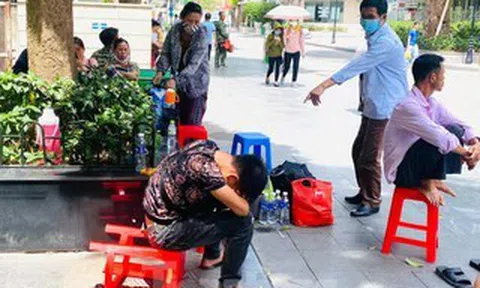 Từ chiếc ghế nhựa trong bệnh viện