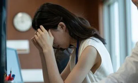 Mẹ chồng đưa tôi giữ sổ đỏ, 3 năm sau tôi mới biết lý do thật sự là để giấu kín một bí mật khác