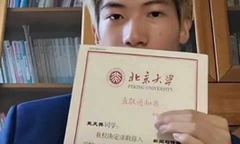 Chàng trai tóc vàng gây sốt vì đỗ Đại học Bắc Kinh dù "chỉ ôn 1 ngày", bị mỉa mai "ra trường đi giao đồ ăn"