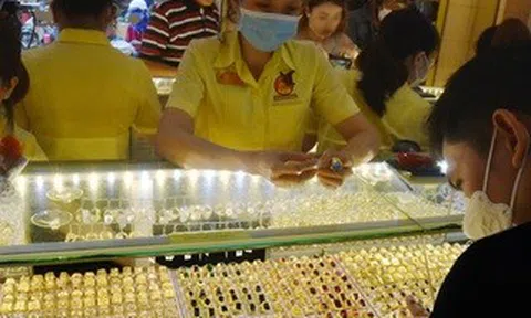 Giá vàng trong nước ngược dòng với giá vàng thế giới