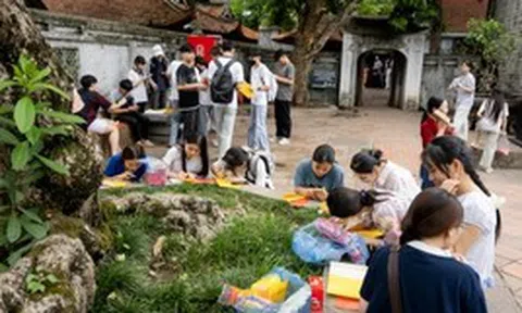Cảnh tượng mỗi năm chỉ có đúng một lần tại Văn Miếu - Quốc Tử Giám trước giờ G thi tốt nghiệp THPT