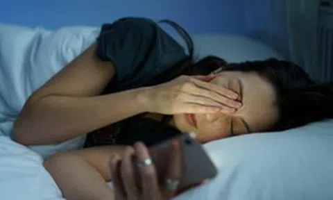 Bác sĩ thừa nhận, không phải dùng điện thoại nhiều, 6 thói quen phổ biến này gây hại cho mắt nhiều hơn bạn tưởng....