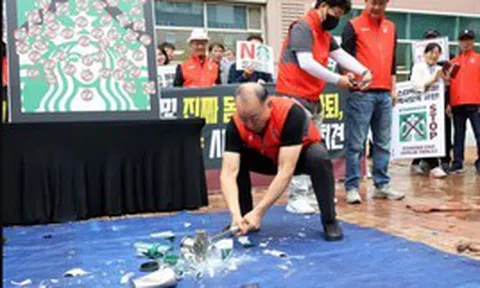 Starbucks bị tẩy chay, khách hàng đập cốc, đòi hoàn tiền