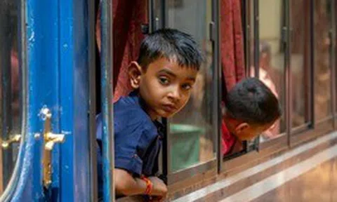 Một cậu bé 5 tuổi lên nhầm chuyến tàu rồi ngủ quên, 25 năm sau chuyện không ngờ xảy ra