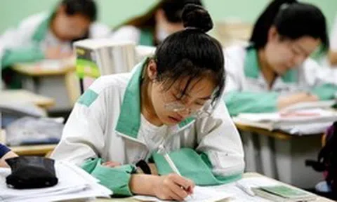 Nữ sinh học giỏi nhất tỉnh nhưng ngủ gần hết giờ thi ĐH, vừa nộp bài vừa khóc lớn: Đến lúc công bố điểm cả trường đều thấy khó tin