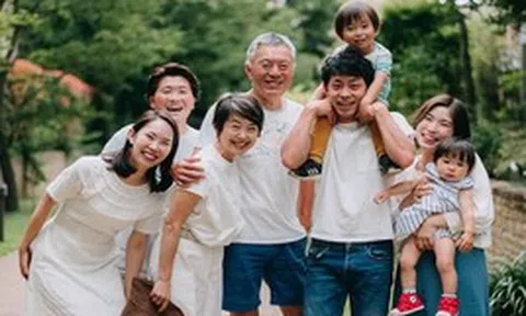 Bố chồng đột nhiên yêu cầu chụp ảnh cả gia đình, một tuần sau ông đưa ra đề nghị khiến tôi vừa lo vừa rối