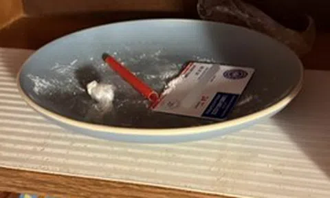 Cặp đôi bị bắt vì bỏ mặc 3 con nhỏ trong khách sạn, bé 6 tháng tuổi dương tính với cocaine