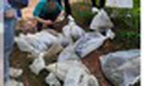 Người đàn ông mang 14 bao lưới lên núi mừng sinh nhật, dân làng khiếp vía khi thứ bên trong lao ra
