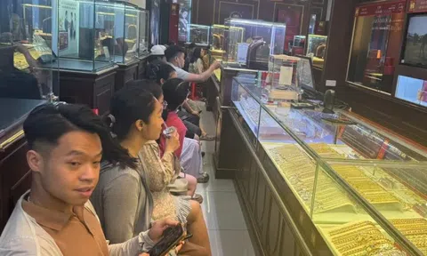 Lỗ ngay 4 triệu đồng/lượng, vì sao nhiều người vẫn xếp hàng mua vàng?